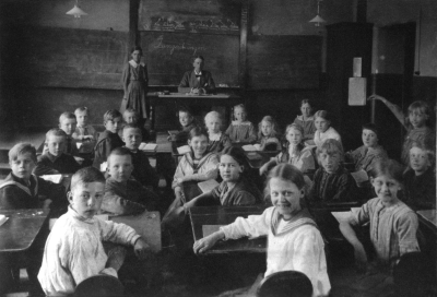 Samrealskolan, Vimmerby.  1. Dagmar Strömsten, Hycklinge, 2. Adjunkt sedermera fil dr Carl Gustaf Tengström, 3. Edvard Ekman, sjökapten, 4. Seved Pålson, slöjdlärare, Stockholm, 5. Olof Tyden, folkskollärare, Hultsfred, 6. Sven Lindström, bokbindare, Vimmerby, 7. Ingmar Sten, 8. Karl Ståhl, 9. Holger Sjöholm, apotekare, 10. Rudolf, 11. Börje Lind, 12. Valter Berggren, affärsbiträde, 13. Lisa Eriksson, Linköping, 14. Elvira Nilsson, gift Ståhl död 1955, 15. Elin Håkansson, 16. Märta Almér, gift Ek, 17. Greta Rundqvist, kontorist, 18. Ebba Andersson, Knabbarp. gift i USA, 19. Elsa Schlemeier, 20. Viola Nilsson gift Måhlén Kalmar, 21. Elna Hoffstedt, gift Gustawii, Vimmerby, 22. Märta Schaff, flyttat till Stockholm, 23. Karin Johansson, 24. Britta Nyberg, sedermera Röda korssköterska, Stockholm, 25. Astrid Ericsson, gift Lindgren författarinna, flyttat till Stockholm  26. Lars Lundahl, flyttat till Skåne.   