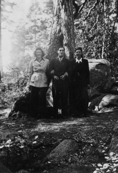 Allan Jonssons egen dokumentation: " Jag på en tillfällig träff, då vi spelade med Allans Kvintett vid Brudtallens festplats. Vi spelade där många gånger. Brudtallen har ju rasat och troligen även dansbanan, möjligen finns rester kvar av denna."