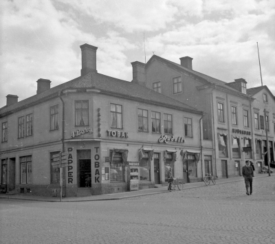 Torget
Bergs tobak
Rudells
Mjölkbar

Dok.111103/KG
