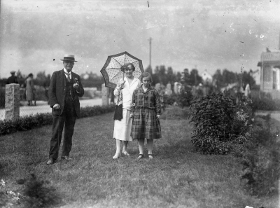 Herr Major Molin med fru och dotter
Kungsgatan