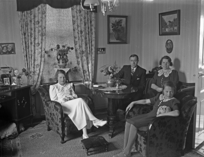 Agnes och Ernst Gustavsson specerihandlare med döttrana Siv ( gift med Gunnar Johansson, specerihandlare på Drottninggatan ) och Berit ( gift Gustavsson i Göteborg ) 