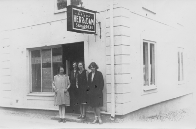 Från vänster, 1?,  2 Anna Lilja, 3 Astrid Ståhl,  4 ? Gustavsson.    
Liljas Herr & Damskrädderi  Storgatan -Klemens Gränd
