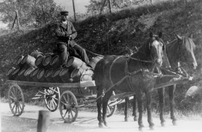 Bryggeri i Norrhult Hjorted.  Axel Olsson, bosatt sedan i Vimmerby, sista åren Södra Vi, hans son Erik Olsson Chakuterist i Aby Vimmerby. ( dog 1933 ).     