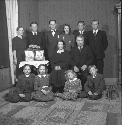 Herman Karlssons Fru Ester i Venholm fyller 50 år. Barnen stående från vänster  1. Hjördis Karlsson  2. Göte Karlsson  3. Yngve Karlsson, förman och vice brandchef  4.Gunlög  Karlsson  5. Gylnar Karlsson, lantbrukare Frödinge  6. Jörgen Karlsson, chaufför (kan ev va tvärtom på Gylnar och Jörgen)  
Sittande  1. Gösta Karlsson  2. Gullvi Karlsson  3. Ingrid Karlsson  4. Elving Karlsson.  I fotoramarna på bordet  1. Gotty Karlsson död drunknad i Nossen  2. Gylfe Karlsson U.S.A.       