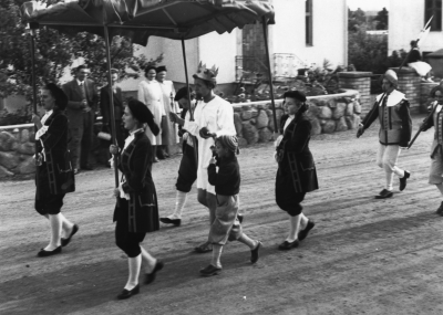 Barnens dag firande
- Kejsarens nya kläder -

Dok.100525/KG