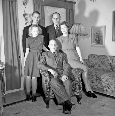 Folke Nilsson med familj 
Från vänster: Billy Maud Folke Karin
sittande Folkes far

Dok.111101/KG