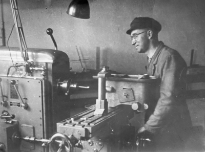 Fräsare Ossian Åberg i arbete på AB. Beijers Motorfabrik. 