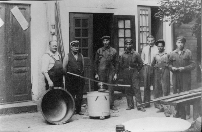 2. Oscar Wenström, kopparslagare  3. Axel Wenström,  gårdskarl  4. Johansson, bilreperatör hos Karlbergs Bilaffär  5. Erik Karlsson, kontorist hos Karlbergs Bilaffär.  6  7                 T.E.