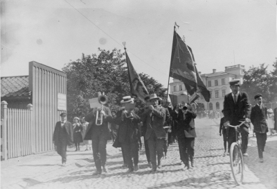 Vega - kapellet från Vimmerby spelar på Nykterhets folkets demonstration i Västervik. Längst till vänster 1. Bruno Svensson Vimmerby  ( 1914 ),  2. Gustaf Andstedt, 3. Erik Karlberg, 4. Gustaf Karlberg, 6 Rudolf Olsson Vimmerby.  