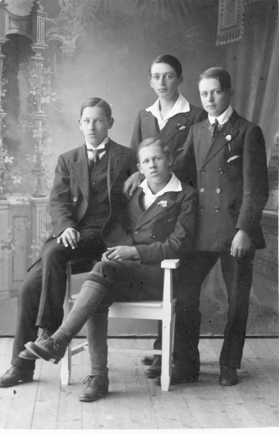 Sittande från vänster: Einar Elg och Harry Elg. Stående från vänster: Daniel Jonsson och David Jonsson.