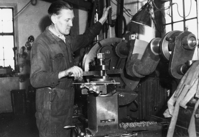 AB. Beijers Motorfabrik Vimmerby.  Vid svarven Thorvald Eriksson 35 hkr. vevaxel Svarven "Hamiltons".    