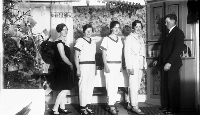 Från vänster: 1. Ebba Nordendahl 2. Britta Johansson född Karlsson, 3. Anna Pettersson född Karlsson 4. Helga Hansson född Karlsson 5. Zante Hansson
Fotograferat i Solhult 