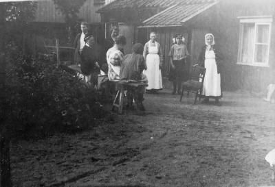 Från vänster Kölvik Emma, Pers syster,  Syster Anna,  Karin Andersson,  Emma Per Andersson,  Hanna Olsson och Karin Andersson mitten på soffan.     
