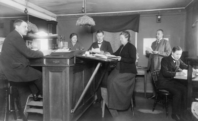 Vimmerby Folkbank 1899-1906, Stockholms Diskontobank 1906-1917, övertogs sedan av Göteborgs bank. 1 Gustaf Jonsson Kamrer, 2 Karin Berggren, 3 Martin Gustavi, 4 Emma Kjellström, 5 Ivar Hedman Borgmästare, 6 Bertil Karlsson Westman. Bilden tagen i Göteborgs bank i Sporres hus omkring 1916 (vid torget)    T.E.