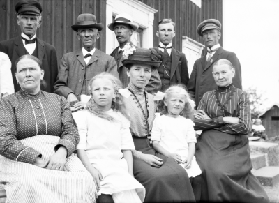 Grinderum Frödinge    Bakre raden fr.v. 1) Johansson fader till Disponent Gustav Johansson 2) Johansson farbror till Gustav Johansson 3) Johansson son 4) Gustav 5) Ludvig Johansson   Främre raden fr.v. 1) Johansson 2) Stina 3) Fru Hedvig Johansson 4)?  5) ?          