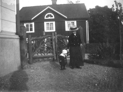 "Maddi, Henrik och Emy ( barnsköterska ) Kisa"  Nordströms