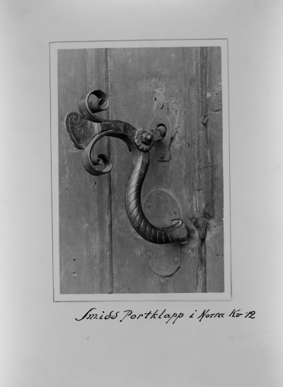 Smidd portklapp i Norra Kv 12. Flyttad till Gästgivarehagen år 1933.