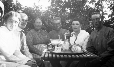 2. Hampus Andreas Andersson, dog 1931 under besök i Vimmerby, hade tidigare varit U.S.A.  3. Fru Ida Johanson, Grinderum Frödinge  4. August Johanson Grinderum  5. Elisabeth Andersson  6. Ludvig Johansson.           