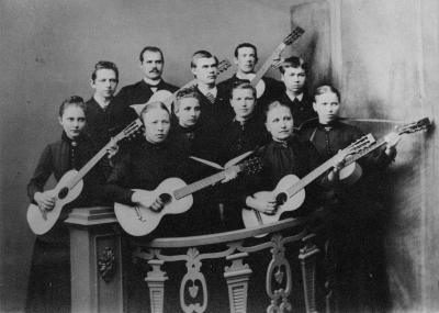 Raden längst fram från vänster. 1. Maria Strömdahl, 2. Hilda Svensson,   4. Maria Blomberg gift Stömberg Västervik, 5. Maria Ek, 6. Hedvig Olsson, 7. August Sjögren Västervik fru Baumans bror, 8. S L. Fyhr. skomakare i Vimmerby, 9. Stömberg skomakare   Västervik, 10. Ernst Malmberg köpman Vimmerby, 11. Carl Anderson skomakare Vimmerby, rötter till Smålandshusaren Blomberg.    