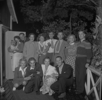 Krön, stående från vänster  1. Stina Palmgren ( Karlsson )  2. Valdemar Karlsson  3. Elsie Eriksson  V-by
4. Anna Greta Palmgren  .5 Stig Palmgren  .6 Erik Lindeborg  .7 Daga Liljeblad  .8 Harry Liljeblad.  Sittande från vänster  1. Elsy Palmgren  2. Esse Palmgren  3. Karin Lindeborg  4. Thorvald Eriksson.     