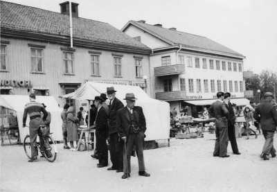 Torget på 1940-talet. Mannen med käppen är Oscar Johansson på Trekanten.  T.E