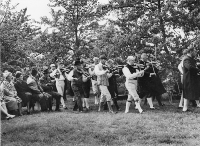 Spelmansstämma i  Gullringen.  Från vänster. 1. ?  2. Fingal Nilsson Vallnäs, Lantbrukare, Häradsdomare,  3. Kjell Andersson Hovslätt, Tjänsteman,  4. Gunnar Lindgren Backhult, Solberga, Lantbrukare,  5. Bror Hultgren Ljusfallshammar, 6.  Göte Krondahl Traryd, Lantbrukare,  7?,  8. Åke Gunnarts Lönneberga, Lantbrukare,  9. Birger Nilsson Ljungby, Radiohandlare,  10. Gösta Karlsson Ankarsrum, Stins,  11. Tage Johansson, Förman.         