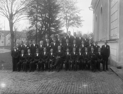 Konfirmander med kyrkoherde Anders André 