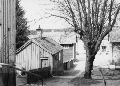 Barkliden sedd från Storgatan. Till vänster Storgatan 13, där bodde Erik Ax son till Bertil Ax. Lilla huset till vänster i backen. Där bodde Olga och Nils Svenson, utkörare Ståhls möbler. Axel Ståhls lager fanns på gården bakom "målarverkstaden". På samma gård som målarverkstaden fans familjen Åhlander. Åhlander gjorde bleckflöjtar och mjölkkrukor. Han hade affär Storgatan 17 (Lustgården senare). 
Till vänster nedan lilla huset. Snickeriverkstaden Emil Andersson. Där arbetade Villy och  Harry Karlssson. När   Emil Andersson upphörde på 1940-talet, tog Håkansssons möbler vid.
Tak i bakgrunden  Erik och Folke Kask och Oskar Leander Lastbilssåkeri. Missionskyrkan, Sevedegatan bakom lönnen.
Längst till höger Målarverkstaden .
Nils Stenberg berättar: att Barkliden var lekplats för kvarterets ungdomar. Bröderna Lind, bröderna Kask, bröderna Leander, Olle Bäcklund, Nisse Ståhl. bröderna Lindström (Holger blev färghandlare). Syskonen Hultgren bodde på Storgatan 10="Gröna nöden".