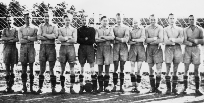 Från vänster. .1 Helge Fransson, Frisör  2. Nils Perfekt, Journalist  3. Sture Beijer, Järnsvarvare  4. Gustav Ossovicki, Plattläggare  5. Linné Fasth, "Flus" Träarbetare  6. Hugo Hansson, Affärsbiträde  7. Valle Larsson, Bankman  8. Putte Karlberg, Handl.  9. Gunnar Thunberg, anställd vid B.P.  10. Gunnar Andersson, Träarbetare  11. Edvin Olivesjö    "Slocknade stjärnor " 1940 slog V-by A-lag ( 1-0 )    