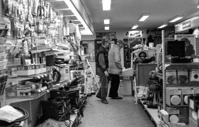 Albin Carlssons Järnhandel
Storgatan / Kyrkogårdsgatan
Roger Gunnarsson med kund