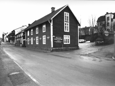 Bildtext: fasad från nordväst.
Dokumentationsfotografering av tillverkningsprocessen på Snickargården.
Vårvintern 1988
Tillverkning av fransk pardörr.
Avbildade personer:
Tönnes Andersson
Bernth Ericsson
Lillan Ericsson
Alvar Andersson
Bildmaterialet användes senare till en skärmutställning om Snickargården som visades på Vimmerby Bibliotek