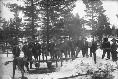  Scouterna 1911
1 "Paschan", Uno Carlsson, - Hernroth, polis 2 Bertil Nyberg, åt 32 köttbullar! 3 Manne Platin 4 Sven Palmgren 5  Nils Perfekt "Nisse Pajo" 6  7  8 Edvin Andersson, Knabbarp 9 Gustaf - Adolf Malmberg 10  11  12 Eric Thorsell 13 Ernst Breiholtz ? 14 Kalle Malmberg 15 Kalle Johansson - Botesgård 16  17 Gösta Envall 18 Arne Sköldborg        T.E.