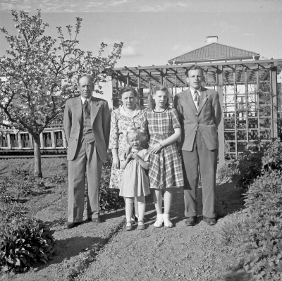 Ivar Jonsson med familj

Dok.111101/KG