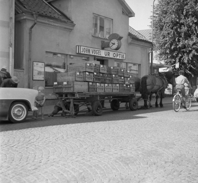 Vin & Spritleverantören har fått punktering (Hilmer Classon) verksam till oktober 1969

Dok.110413/KG

Storgatan, Åkare Helmer Claesson har fått punktering 1950-talet. Huset f.d. bostad för tingshusvaktmästaren Skjöldborg, revs när Epas första lokaler byggdes.   T.E.