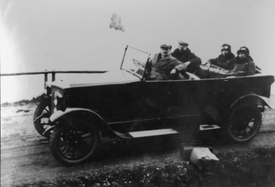 Bil Horscke 1920 ägare Vilhelm Wenström.  Från vänster 1. Rickard Olsson,  2. Oscar Wenström Kopparslagare,  3. Märta Olsson, 4. Gerda Wenström.  