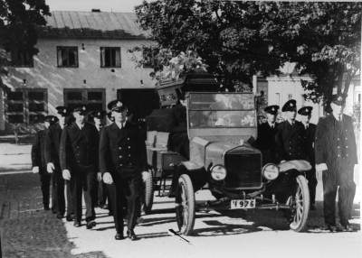 Brandchef och Guldsmed Ludvig Pålssons begravning 1947. 1.?, 2. Valter Svensson, Fanerfabriksarbetare, 3. Gotthard Lindblad, Smed och bilmekaniker, 4. Hilding Nilsson, Smed, 5. Folke Lönngren, Brandchef, Bilmekaniker, 6. Hugo Jansson, Bilreparatör, 7. Nils Johansson ?, 8. Karl-Erik Flender, Taxichaufför, 9. Kurt Johansson, Ambulanschaufför, 10. Douglas Wistrand, vice Brandchef, Plåtslagare sedan Hälsovårdspolis.  .