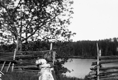 Elsa Blomberg med hunden Jack
Grönkullen 
År 1917