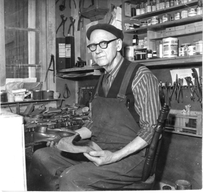 Skomakare Ludvig Larsson, Startade skoaffär i hörnet Sevedegatan och Drottninggatan. Öppnade på 1950- talet Skomakeri i ett uthus vid Östra Tullportsgatan 4, (Vallnäs ) som brann på 1970-talet.   