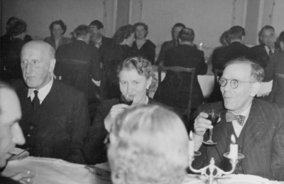 Från vänster  1.  Ernst Lundahl, före detta, stadsfiskal Vimmerby  2.Fru Lundahl, 3. Einar Brantemo, skollärare Vimmerby. 