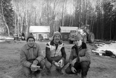Sagobyn börjar byggas. Pelle Jalminger, Rein Soowik, Tommy Isacsson
