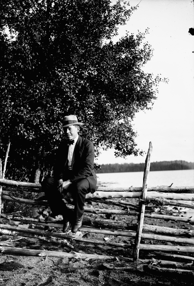 Zante Hansson, Grägarp, Nämdeman, kommunfullmäktiges ordförande, Vimmerby mejeris.ordförande, Kyrkvärd m.m. Här sitter han vid sjön Nossen.