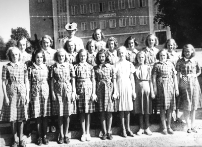 Avgångsklass 7,  översta raden från vänster, 1. Bibbie Fasth, 2. Irene Karlsson, 3. Elsie Karlsson, 4. Lärarinna Ivi Pihlblad,  5. Gun-Britt Oskarsson, 6. Gun-Britt Johansson - Larsson, 7. Margit Adolfsson, 8. Ulla Johansson, 9. Britta Svensson - Frank, 10. Ingrid Vinell, 11. Marianne Ahlstrand - Karlsson, 12. Maj-Britt Johansson, 13. Gunvor Olsson, 14. Ulla Nilsson, 15. Gun Johansson, 16. Aina ( Hallin )  17. Elvie Johansson, 18. Ulla-Britt Gustafsson - Karlsson, 19. Gotty Karlsson. 