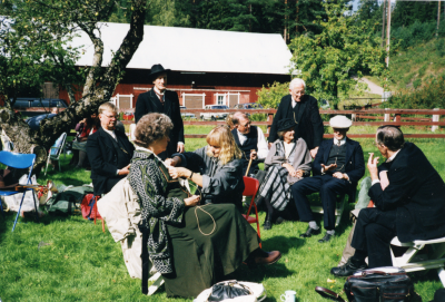Allan Jonssons egen dokumentation: " Inspelning av  TV-filmen, Änkeman Jarl, som inspelades i Kråketorp, Djursdala. Jag spelade durspel "2-randigt" i några låtar i filmen. Filmen visades i TV 4. Rune Formare var i Vimmerby en tid senare år 2003, så jag fick höra mig själv spela durspel i Sveasalen".