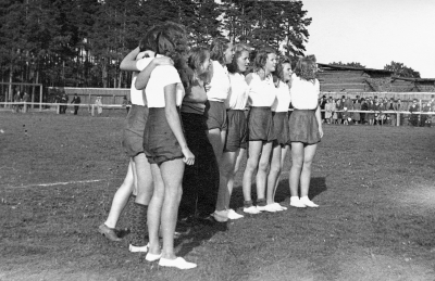 Fotbollsmatchen mellan samskoleflickor och stadsfullmäktige. 
Från vänster 1. 2. 3. 4. 5. Birgit Sandström, 6. Solveig Ernström, 7. M. Svensson, 8. 9. Elsie Larsén.

Dok.090325/SJ