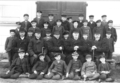 Vimmerby lägre allmänna läroverk ,Samrealskolan, översta raden från vänster Thure Hammargren ( urmakare ), 2. Harald Stenberg, 3. Axel Karlsson, 4. Karl Jonsson, 5. Olof Nordgren, 6. Albert Rosander, Horn 7. Gotfrid Österman,andra raden från vänster, 8. Alvar Hansson, 9. Otto Vinell, 10. Svante Johansson, 11. Gustaf Karlberg. 12.Pontus Necander, 13. Erik Jonsson, 14. Artur Hanson, 15. Konrad Fasth, tredje raden från vänster, 16. Karl Palm, 17. Bengt Söderling, 18.Kantor Johansson,(Mulle)19. Arthur Rudell, 20. J.J. Frössberg fil doktor, 21. Wilhelm Ålander, 22. Rektor Theodor Ingeström , 23. Sigurd Jonsson, 24. Erik Broms kapten extra lärare, 25. Gustaf Barkman, 26. Ljung extra lärare nedersta raden från vänster, 27. Ragnar Palme, 28. Ture Karlsson Wirén,  29. Adolf Laurin, 30. Jonas Winell, 31. Hans Erik Wahlberg, 32. Karl Svensson, 33.  John Ek.        