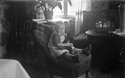 Anna - Lisa Nilsson i Djursdala
Barnbarn till Karl - August och Ester Karlsson i Solhult
Fotograferat i Solhult