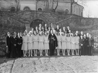 Konfirmation 1947
1:a raden: Göran Kviele, Bert Karlsson ( Albins ), B D Andersson Hycklinge, Disa Söderström, Birgit Säll, Gullan Johansson,  ?   Berit Ekström, Birgitta Bohm, Marianne Karlsson, Inger Karlsson, Berit Gräns,  ?  Carl-Axel Boman, Håkan Samuelsson, Sven-Olof Jonsson
2:a raden: Bernt Berg, Eivor Johansson - Ax, Gun Lundgren - Slotthed, Inger Forsberg, Britt Fransson, Monica Beijer, Evy Karlsson, Eivor Gustavsson Horn, Gun Lindeborg - Lundbäck, Birger Kraft, Lennart Johansson, Roland Karlsson
3:e raden: Birgit Ivarsson
4:e raden: Jerker Dunge, Göran André 
5:e raden: Gustavii, J-O Eriksson, Torgny Börjesson, Nils- Erik Gräns, Sivert Rosin, Torgny Hasselqvist