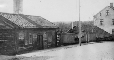 "Nocken", Ludvig "Luckes" Svenssons hus till vänster.  Sotare Larssons hus till höger. T.E.
