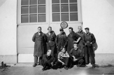 Firman Bilreparationer Västra Tullen 
Stående från vänster: ? Steiner Vimmerby. Runar Olsson Vimmerby. ? Hammarlund Vimmerby. Johan Öhr Vimmerby. Birger Karlsson Gebo. Olof Karevik Vimmerby.
Sittande från vänster: ? Gustafsson Vimmerby. Bernt ? Vimmerby. Tage Karlsson Gebo.