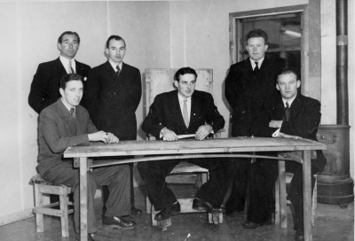 1950 Brottarklubbens styrelse.  Stående från vänster:  1) Bero Pettersson, Elarbetare  2)  3) Olle Norell, Charkuterist  Sittande  1) Karl Erik Larsson  2) Arne Blixt, ordförande, sotare   3) Bror Pettersson, Metallarbetare
Förmodligen är bilden tagen efter årsmötet som antagligen hölls i den nybyggda brottarbaracken (träningslokalen). Kaminen och "hörnet" känns igen.
Uppgiftslämnare Olle Larsson.	   .